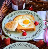 Sunny Side up Egg-Heart Toasts For Valentine's Day Breakfast