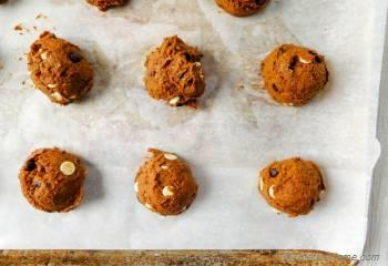 Step for Recipe - Soft Pumpkin Double Chocolate Chip Cookies