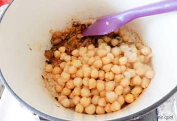 Step for Recipe - Moroccan Couscous Tfaya with Chickpeas and Cranberries