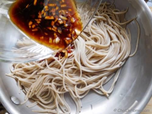 https://media.chefdehome.com/500/375/1/sesame-garlic-noodles/easy-sesame-garlic-noodles-tofu-steps-chefdehome-5.jpg