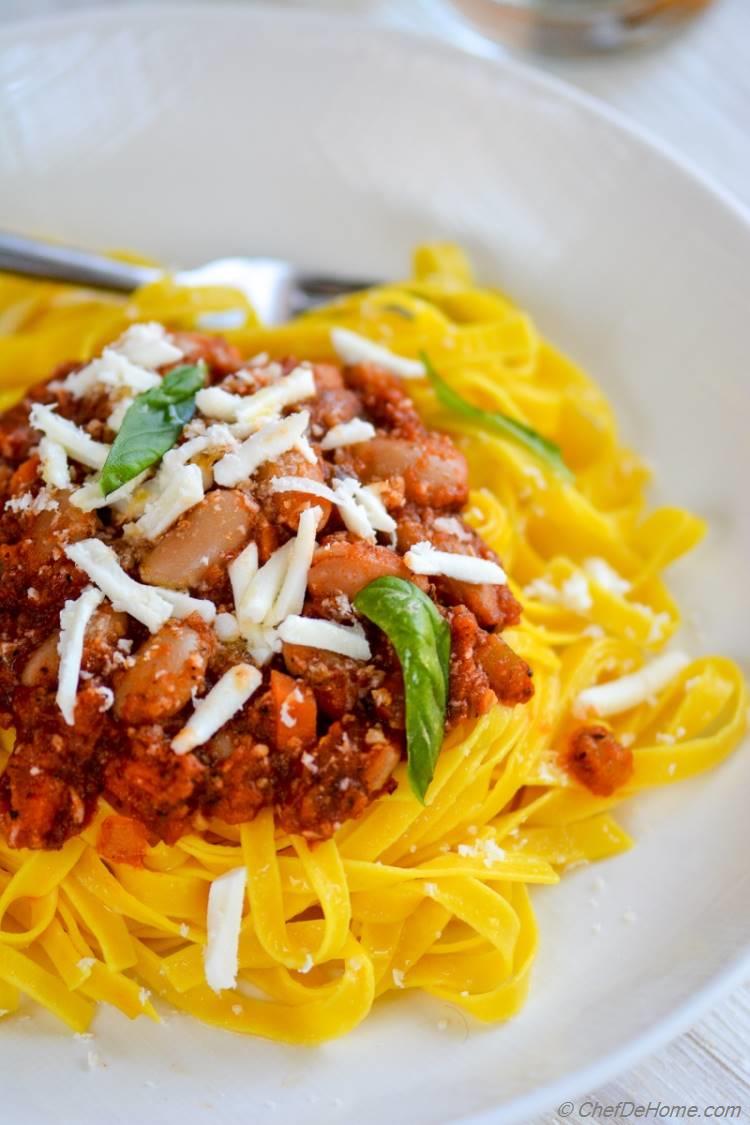 Meatless and Healthy Bean Ragu Pasta | chefdehome.com 