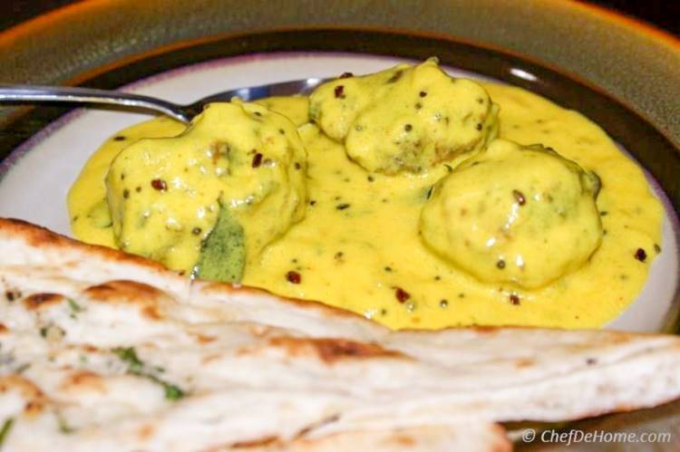 Traditional Indian Palak Kadhi Pakora served with Indian Naan | chefdehome.com