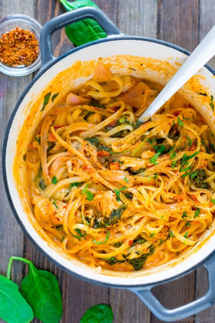 Creamy cajon chicken pasta in a pot | chefdehome.com