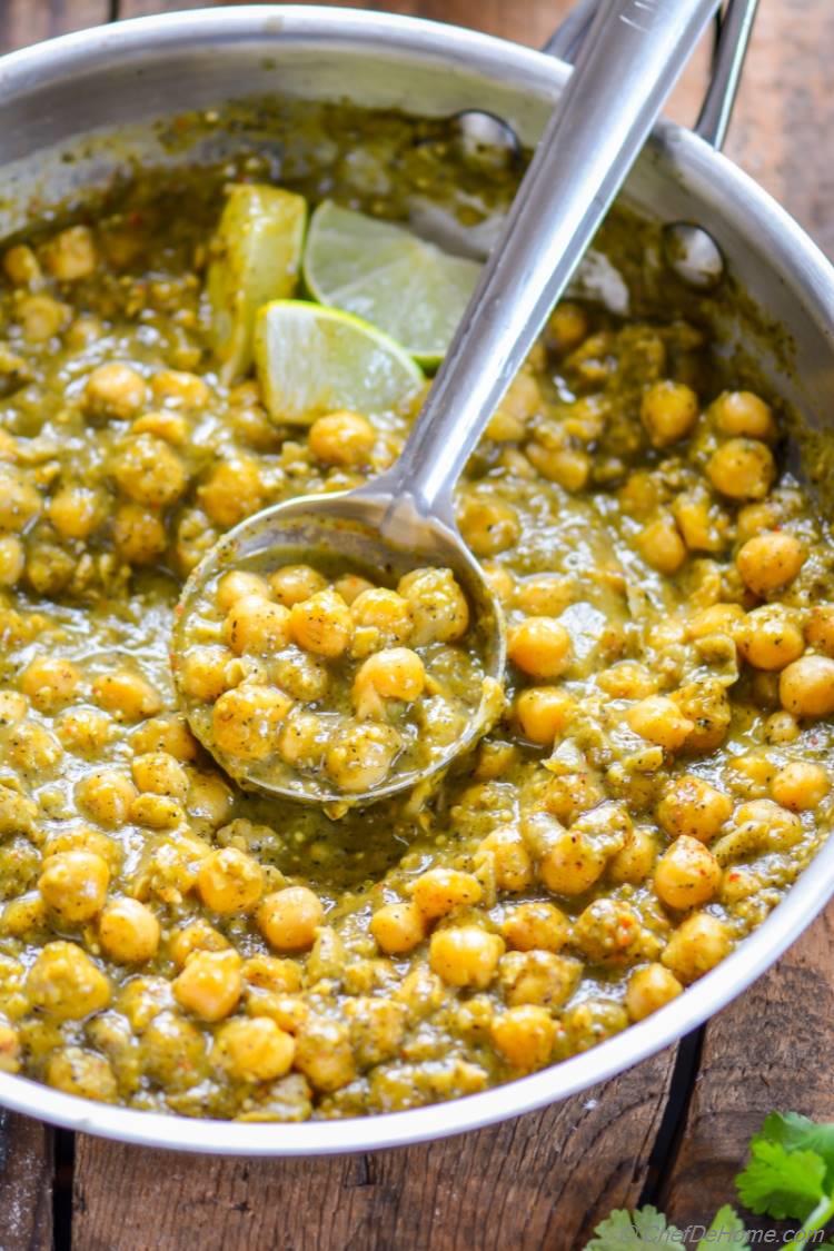 Creamy and vegan Roasted Tomatillos Chickpea Curry | chefdehome.com