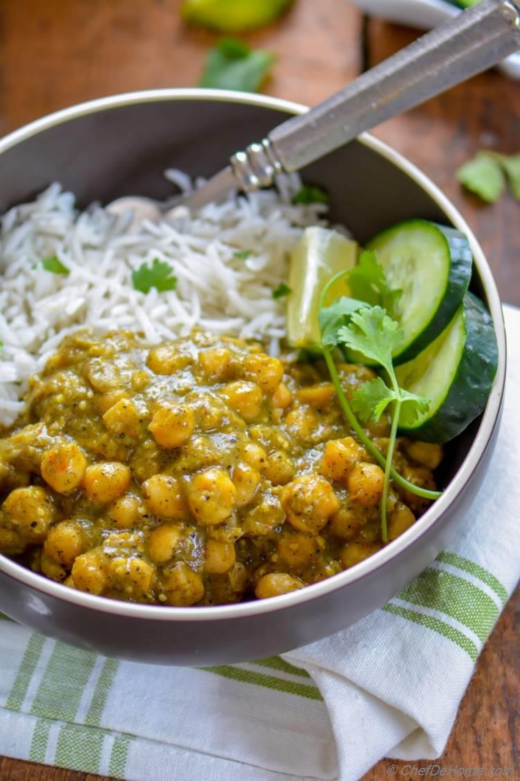 Creamy and vegan Roasted Tomatillos Chickpea Curry served with rice for easy weekday dinner | chefdehome.com