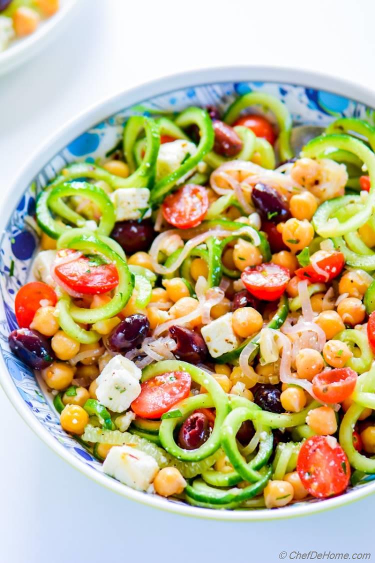 A homemade greek-flavors inspired lie chickpea salad | chefdehome.com