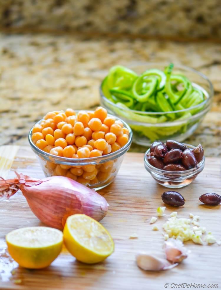A homemade greek-flavors inspired lie chickpea salad | chefdehome.com