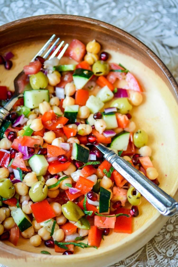 Healthy Mediterranean Chickpeas Dinner Salad | chefdehome.com