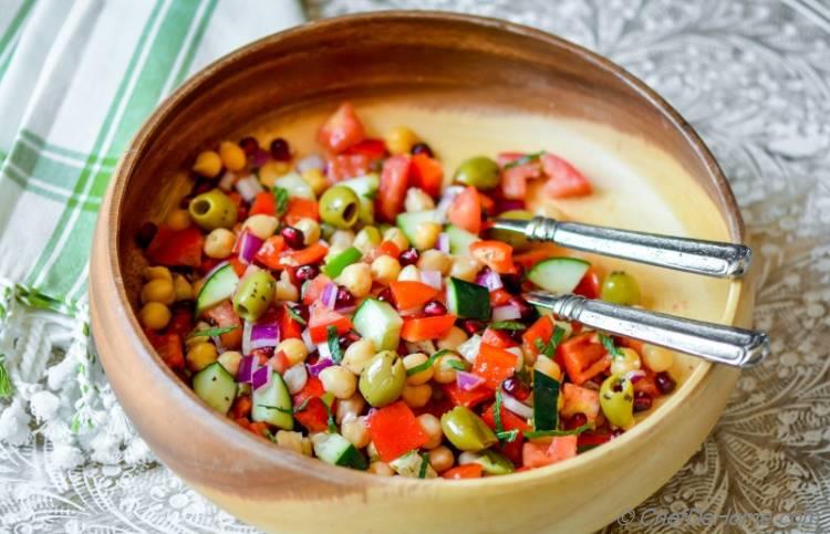Protein-Packed Mediterranean Chickpeas Salad with Citrus and Herbs Dressing | chefdehome.com