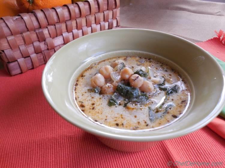 Healthy Chickpeas and Spinach Soup in a bowl | chefdehome.com