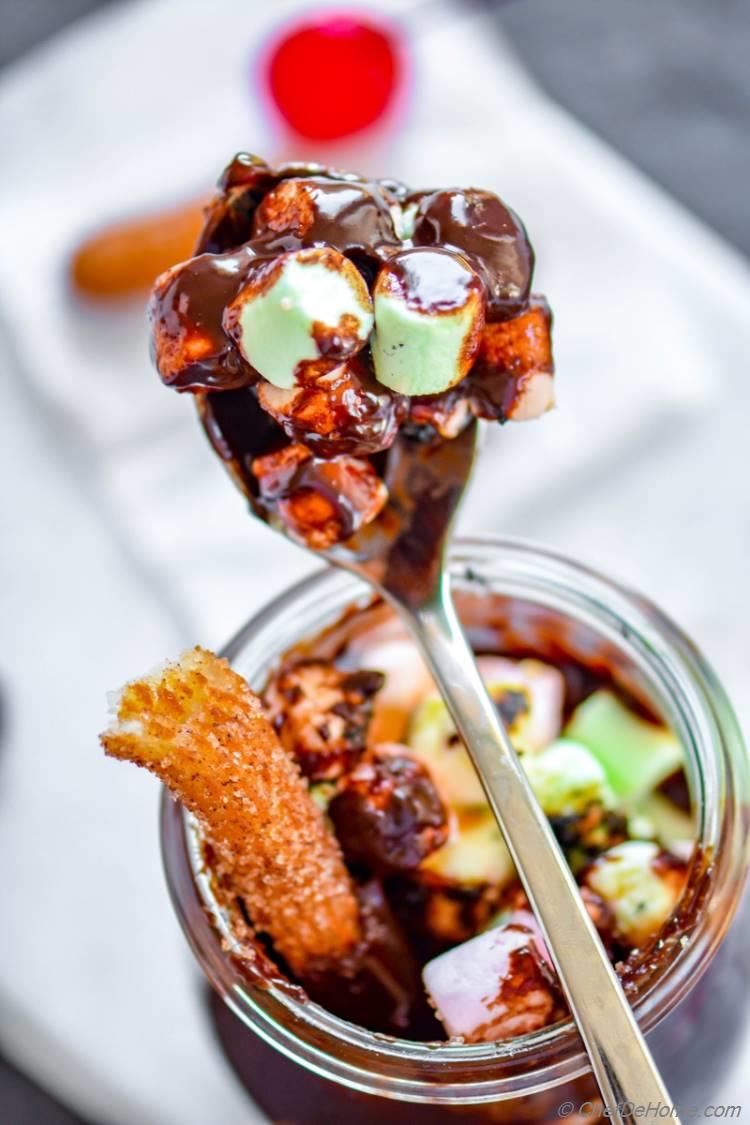 Toasted Marshmallows with delicious Mexican Chocolate sauce with crispy Churro for mexican smores - Enjoy responsibly | chefdehome.com