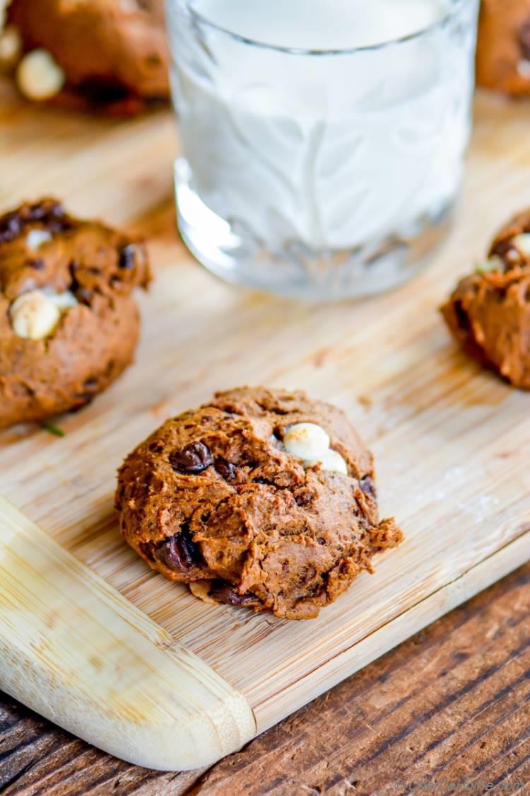 Extra Soft Texture of Soft Chocolate Chip Pumpkin Cookies | chefdehome.com