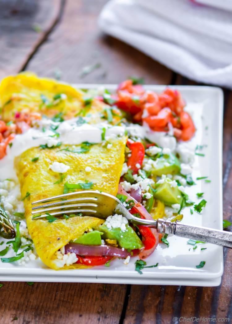 Healthy Chicken and Veggies Breakfast Omelettes fajita style with salsa veggies and chicken | chefdehome.com