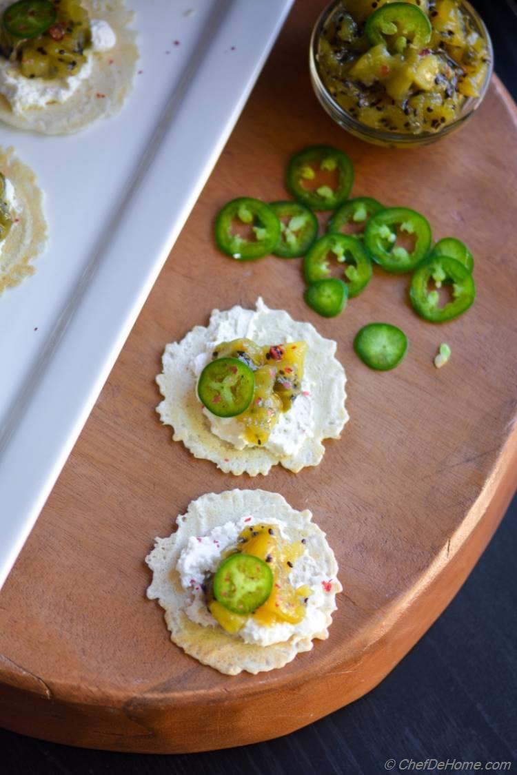 Kiwi Jalapeno Chutney Bites for a quick mouthwatering party snack