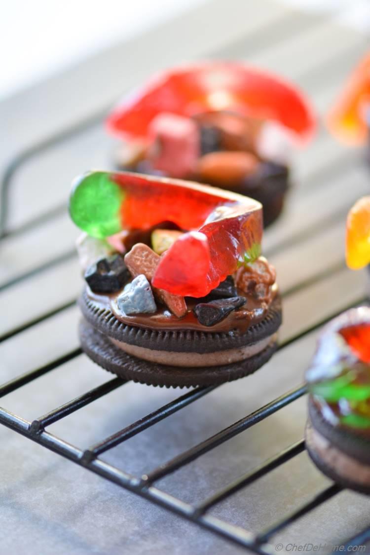 Just 10 minutes to assemble these creepy delicious mud-worm oreo cookies! Happy #halloween