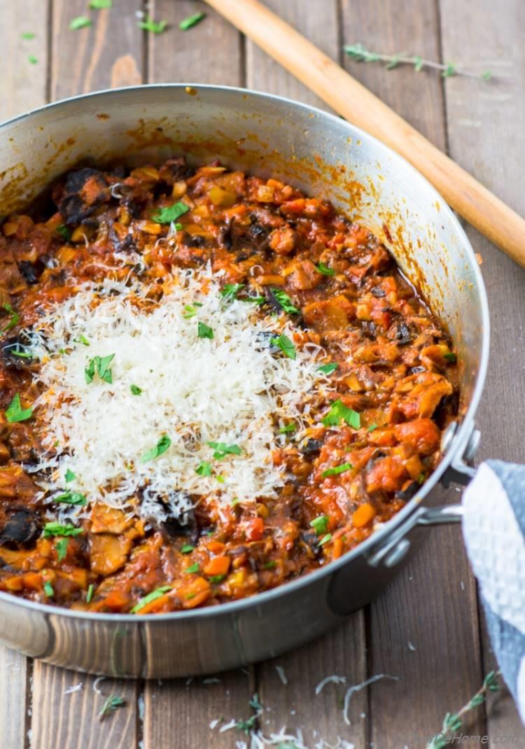 Easy hearty mushroom bolognese pasta sauce made with tomato sauce three kinds of mushrooms and wine | chefdehome.com