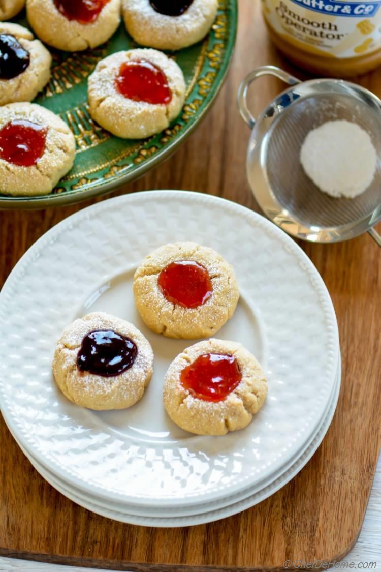Easy Peanut Butter Shortbread cookies topped with Strawberry Jam | chefdehome.com