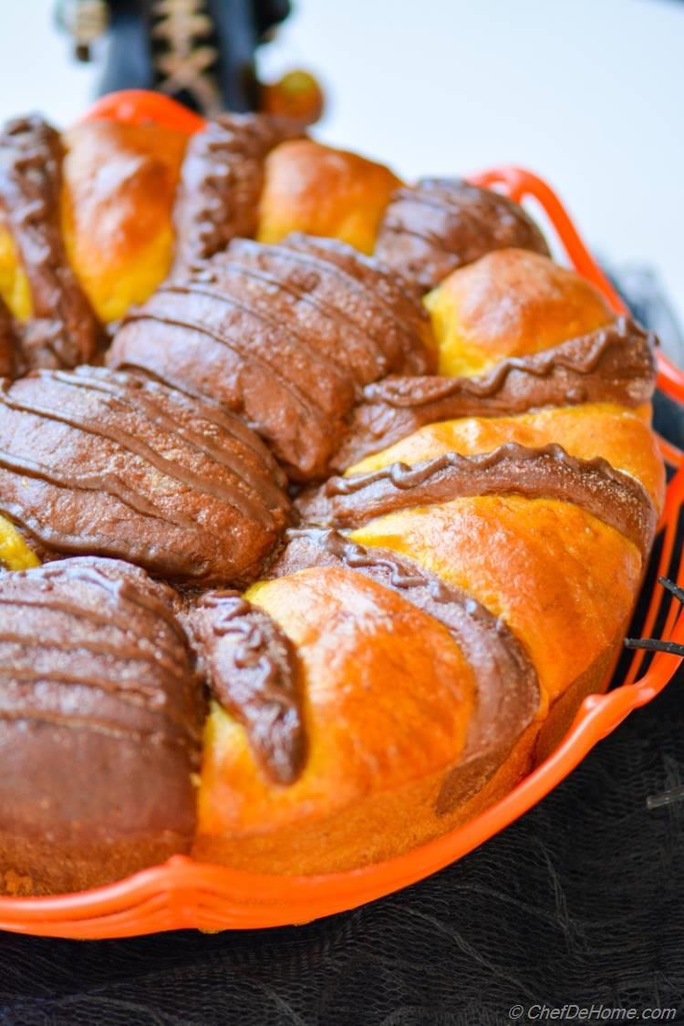 DIY Pumpkin and chocolate pull brioche in form of a Spder for Halloween. Enjoy. 