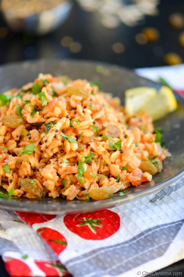 Onion and Tomato Oats for a Healthy Savory Breakfast 