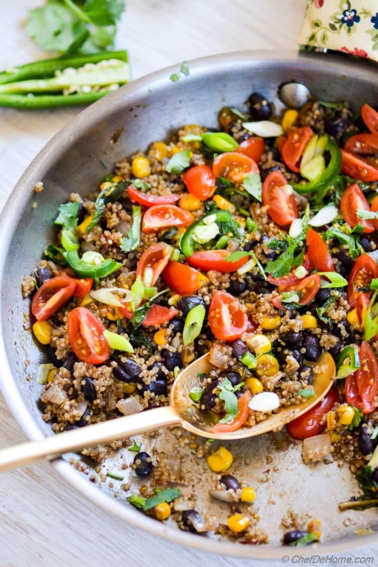 Zesty Southwest Style Quinoa and Beans Skillet with zippy Tomato-Mint Salsa | chefdehome.com