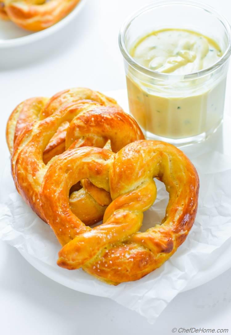 Soft Pretzels served with Beer Cheese Sauce | chefdehome.com