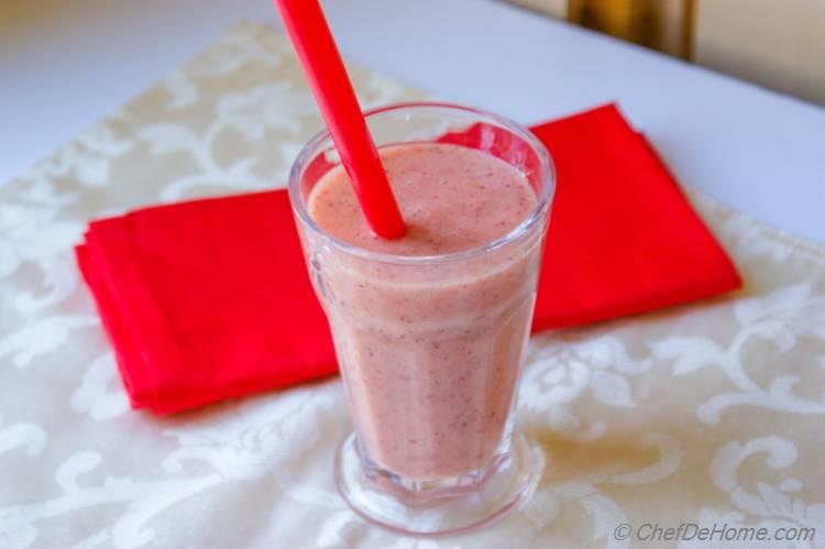 Skinny Strawberry-Banana Breakfast Smoothie