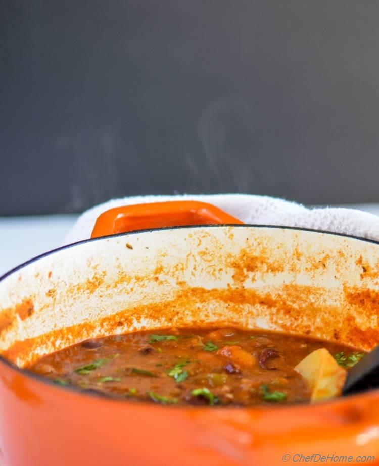 Steaming Hot Homemade Three Beans Chili Pot Photography | chefdehome.com