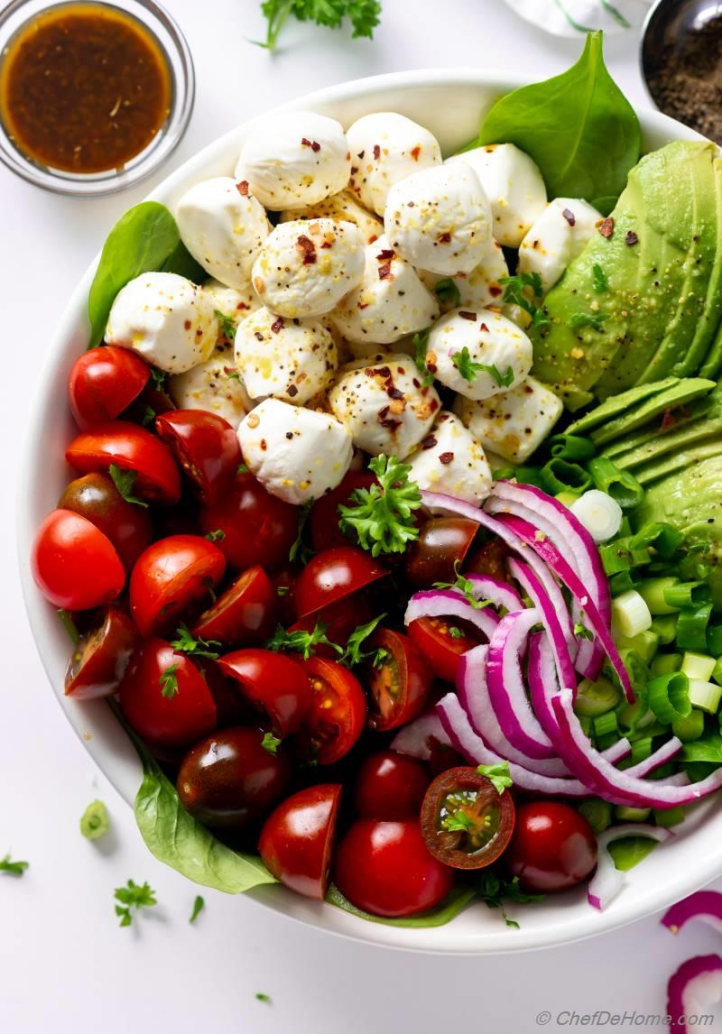 авокадо черри моцарелла. салат черри, моцарелла , креветки. салат руккола моцарелла черри. салат с черри и моцареллой. салат с авокадо помидорами и моцареллой.