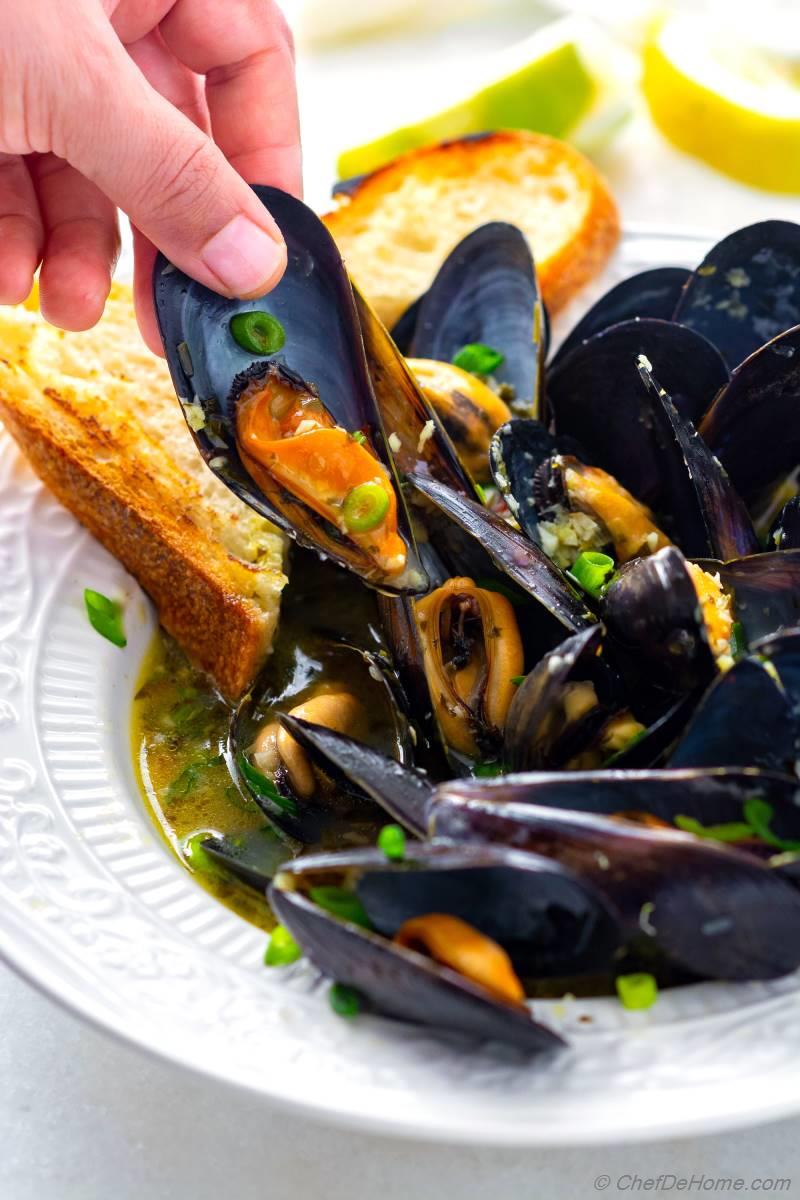 How to Cook Mussels Mussels in White Wine Sauce Recipe