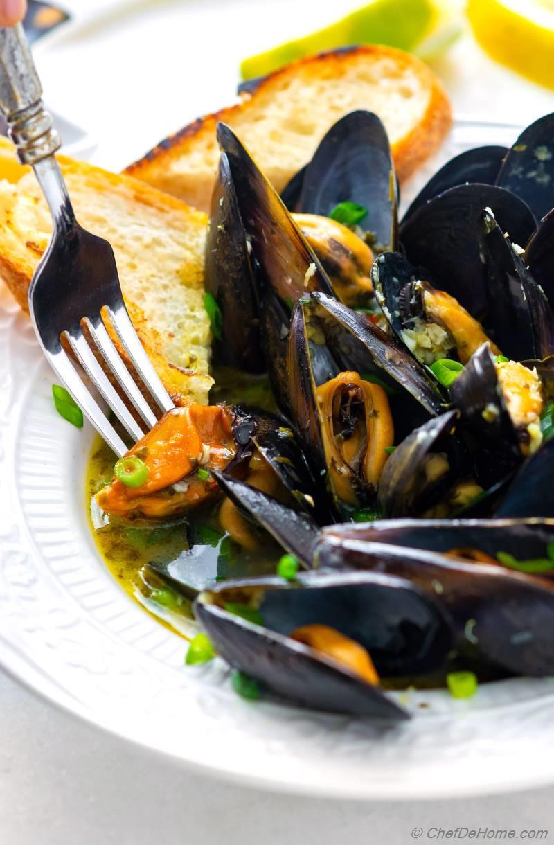 How to Cook Mussels Mussels in White Wine Sauce Recipe